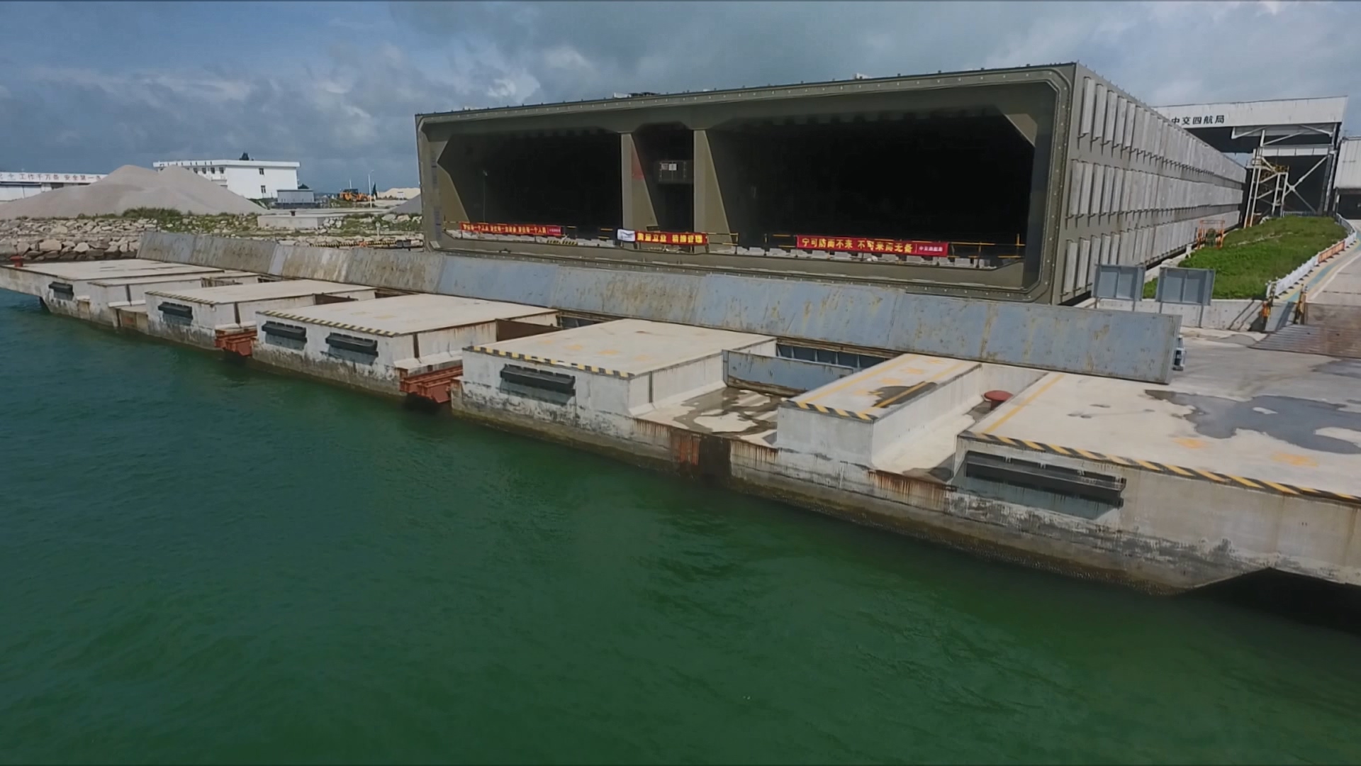 1593678157122016.jpg 深中通道項(xiàng)目沉管智慧工廠卸駁區(qū)防浪板架設(shè)1.jpg